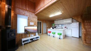 Nhà dành cho gia đình (Duplex) | Khu phòng khách | TV màn hình phẳng