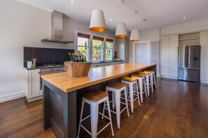 Villa, 5 chambres, vue sur le jardin | Repas dans la chambre
