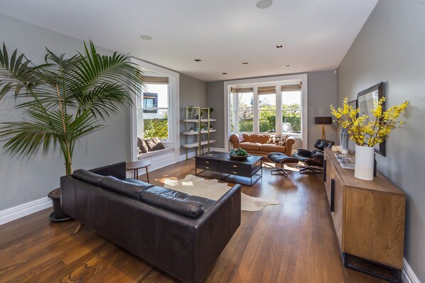 Villa, 5 Bedrooms, Garden View | Living room