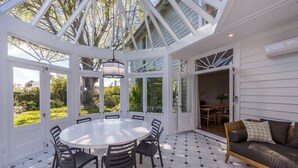 Villa, 5 chambres, vue jardin | Restauration dans la chambre