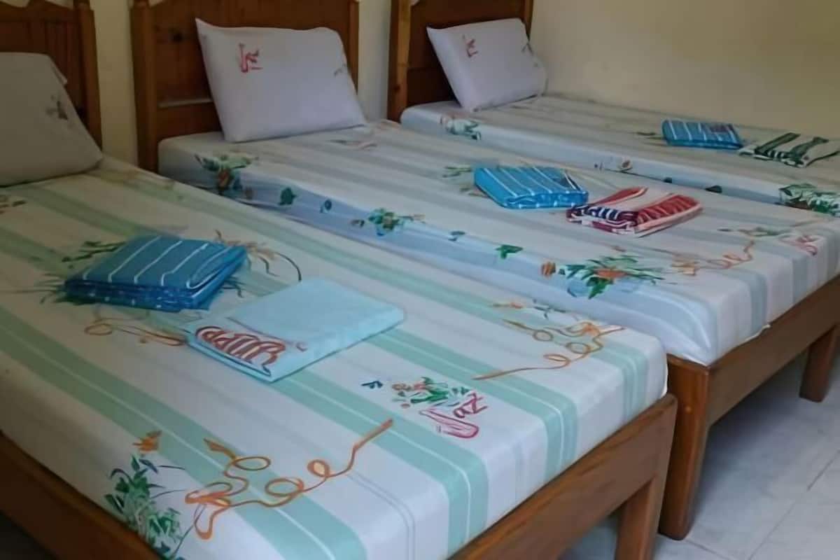 Een bureau, gratis wifi, beddengoed