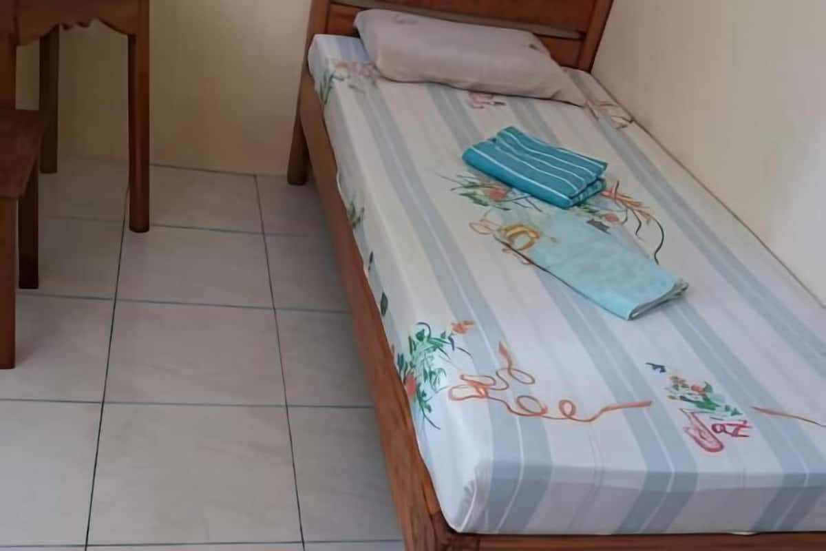 Een bureau, gratis wifi, beddengoed
