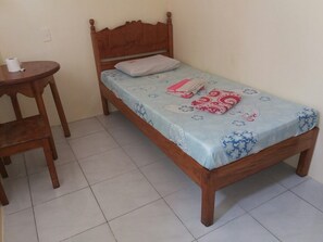 Kamar Single Basic | Meja kerja, Wi-Fi gratis, dan seprai linen