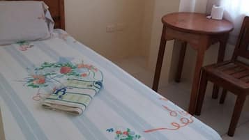 Escritorio, wifi gratis y ropa de cama