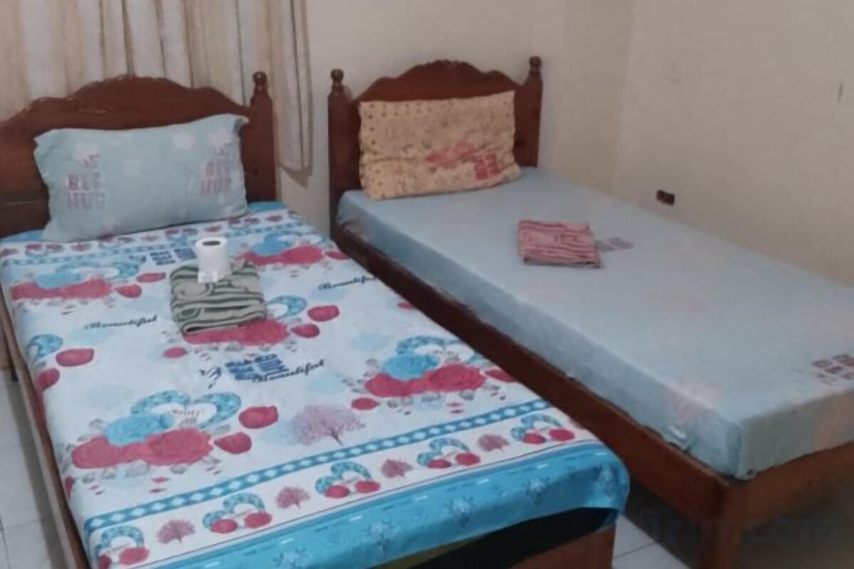 Desk, WiFi (free), bed sheets