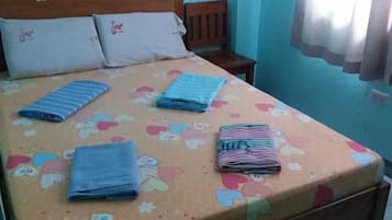 Escritorio, wifi gratis y ropa de cama
