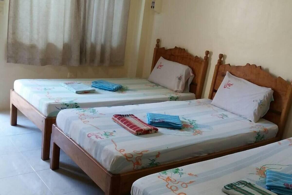 Basic Triple Room | Desk, WiFi (free), bed sheets