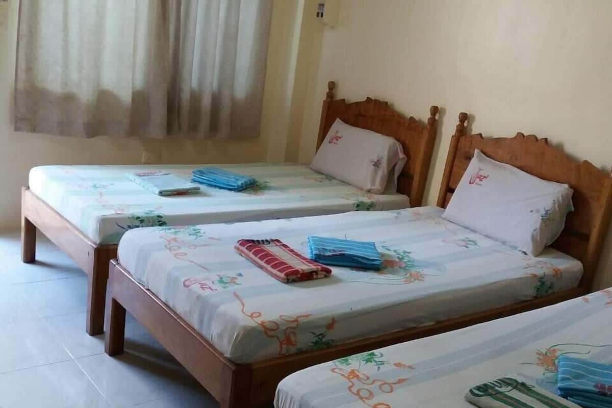 Eenvoudige driepersoonskamer | Een bureau, gratis wifi, beddengoed