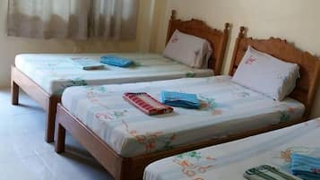 Basic Triple Room | Desk, free WiFi, bed sheets