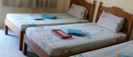 Quarto triplo básico | Escrivaninha, Wi-Fi de cortesia, roupa de cama