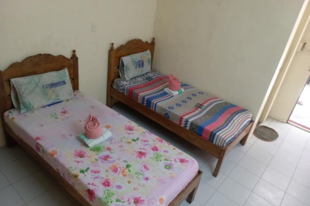 Meja kerja, Wi-Fi gratis, dan seprai linen