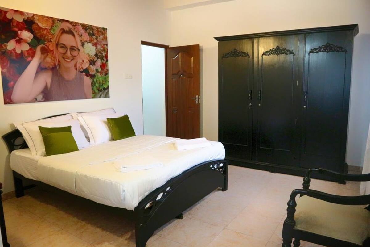 1 kamar tidur, seprai premium, meja kerja, dan setrika/meja setrika