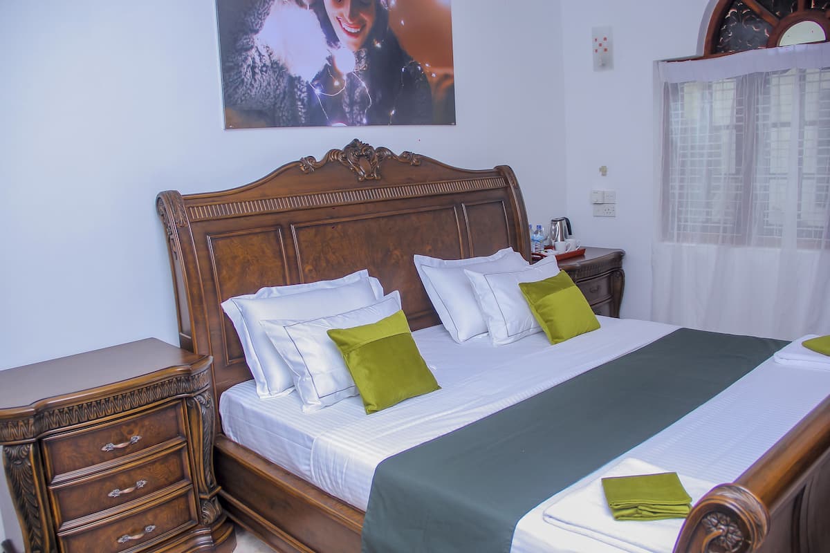 Doppia familiare, 1 letto king, non fumatori, vista giardino | 1 camera, biancheria da letto di alta qualità, una scrivania