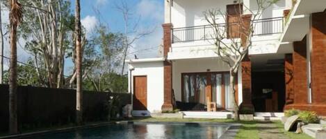 Outdoor pool, pool loungers