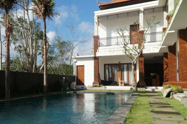 Outdoor pool, sun loungers