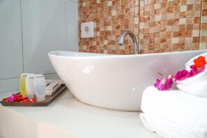 Bathroom sink - Seno Guesthouse & Cafe (Pecatu)