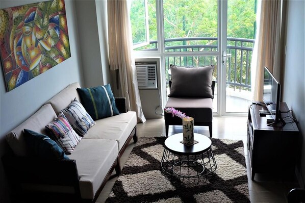 Standard Room with Balcony | Living room