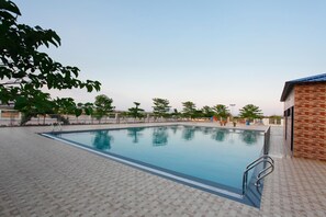 Una piscina al aire libre