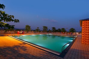 Una piscina al aire libre