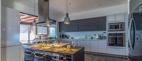 ثلاجة، ميكروويف، فرن، موقد طهي مسطح