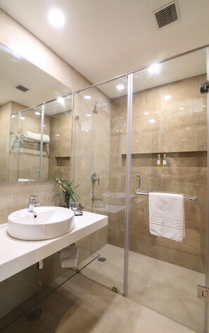 Phòng đôi hoặc 2 giường đơn Deluxe, không hút thuốc | Phòng tắm | Buồng tắm vòi sen, đồ dùng nhà tắm miễn phí, máy sấy tóc