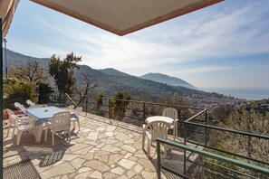 Outdoor dining - Private Villa with private pool, WIFI, hot tub, TV, patio, panoramic view, close to Portofino (Recco)