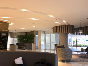 Coin salon dans le hall