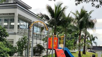 Kawasan main kanak-kanak – terbuka
