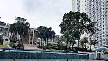 Kolam renang terbuka