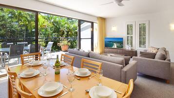 Appartement, 2 chambres, vue jardin | Restauration dans la chambre