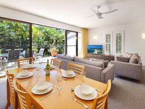 Apartment, 2 Bedrooms, Garden View | In-room dining