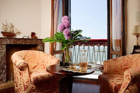 Suite – junior, utsikt mot lagune | 1 soverom, dundyner, minibar og individuelt innredet