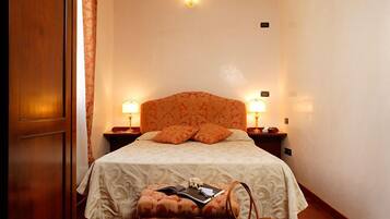 Camera Classic con letto matrimoniale o 2 letti singoli, 1 letto matrimoniale | 1 camera, copriletto in piuma, minibar, con arredamento individuale