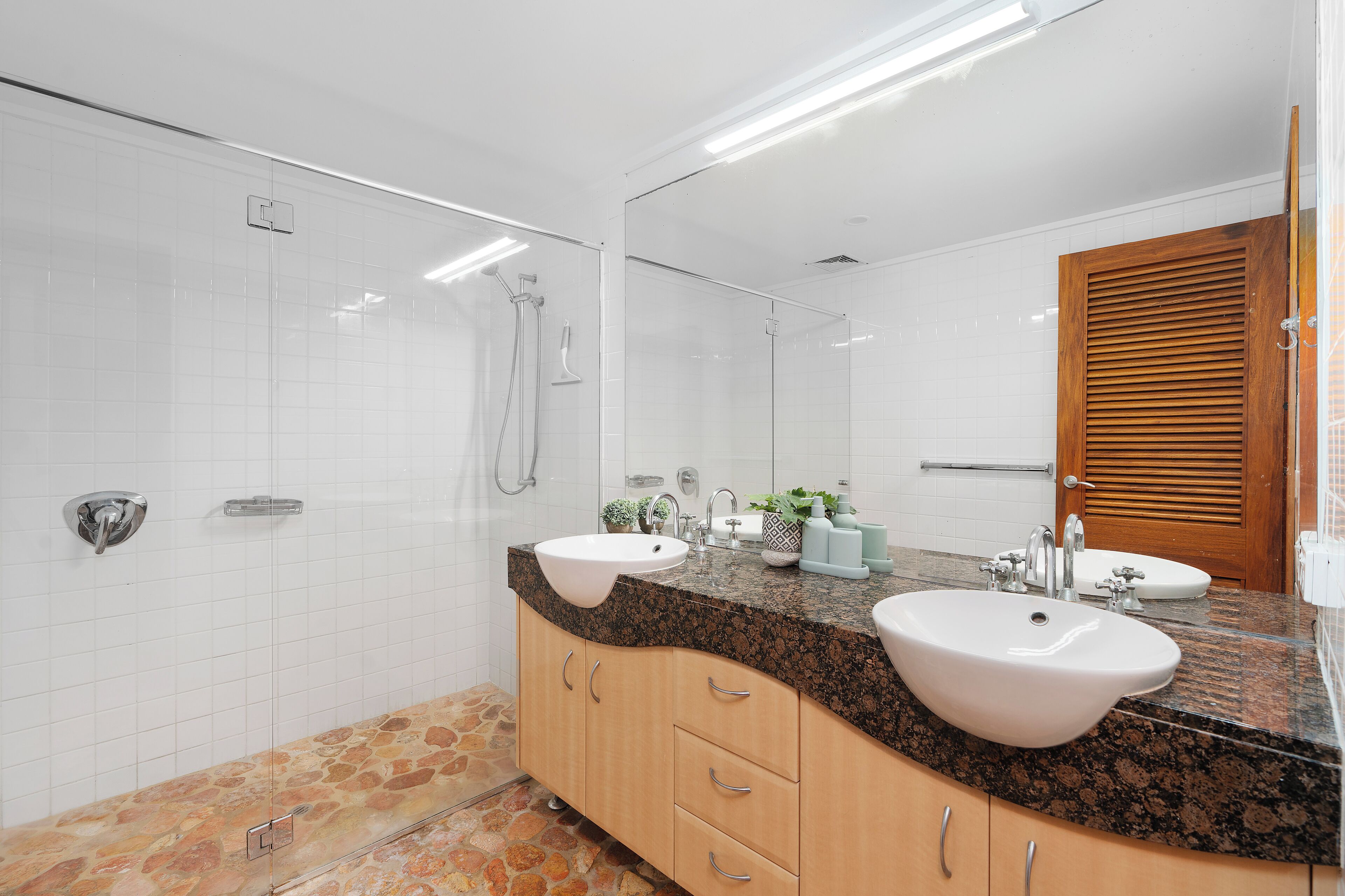 Family Apartment | Bathroom | Free toiletries, hair dryer, towels