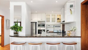 Apartamento familiar | Cocina privada | Cafetera o tetera, frigorífico grande, microondas y horno