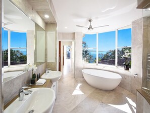 Apartamento, 3 quartos, vista para o oceano | Banheiro | Banheira e chuveiro separados, banheira de imersão