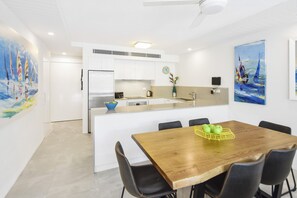 Apartment, 3 Bedrooms, Pool View (Apartment 01) | In-room dining