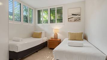 Apartment, 3 Bedrooms, Pool View (Apartment 01) | Iron/ironing board, bed sheets