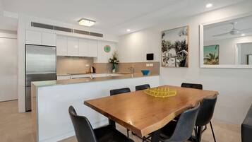 Apartment, 3 Bedrooms, Pool View (Apartment 01) | In-room dining