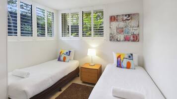 Apartment, 3 Bedrooms, Pool View (Apartment 01) | Iron/ironing board, bed sheets