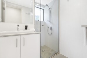 Bañera y ducha independientes, bañera profunda