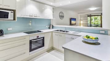 Appartamento, 3 camere da letto (Unit 3) | Cucina privata | Frigorifero con congelatore, microonde, forno, piano cottura