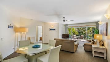 Apartment, 2 Bedrooms, Pool View | In-room dining