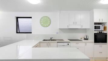 Appartamento, 2 camere da letto, vista piscina (Unit 5) | Cucina privata | Frigorifero con congelatore, microonde, forno, piano cottura