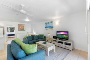 Apartment, 2 Bedrooms, Pool View (Unit 5) | Living area