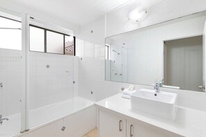 Bathroom - Tea Trees (Noosa Heads)
