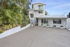 Property entrance - Turramurra House (Noosa Heads)