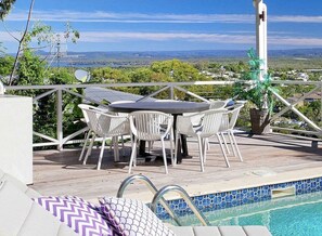 Outdoor dining - Turramurra House (Noosa Heads)