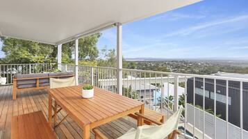 House, 4 Bedrooms | Balcony