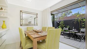 Apartment, 3 Bedrooms | In-room dining